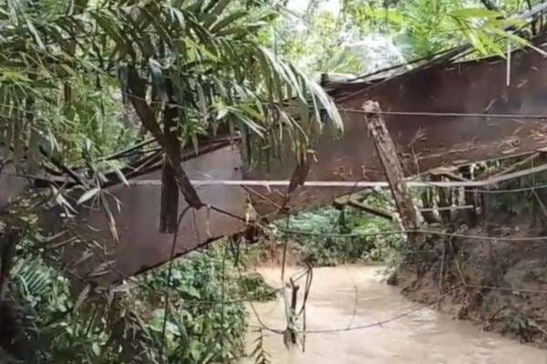 Jembatan Gantung Ambruk di Lebak Banten, 5 Pelajar Jatuh ke Sungai Cilangkap