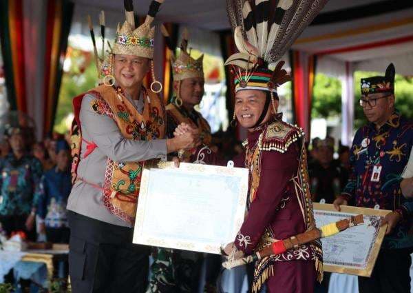 Kapolda Kalteng Terima Gelar Kehormatan Adat Dayak dari DAD Kalimantan Tengah
