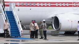 Momen Presiden Prabowo Peluk Gubernur Mualem Setibanya di Aceh