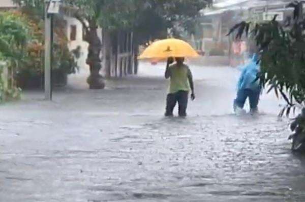 Banjir di Pondok Karya Jaksel, Kendaraan Tak Bisa Melintas Banjir di Pondok Karya Jaksel, Kendaraan Tak Bisa Melintas
