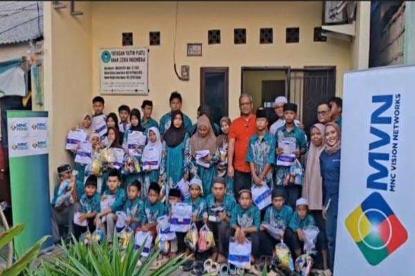 MNC Vision Network-MNC Peduli Salurkan Bantuan Seragam dan Sembako di Panti Asuhan Anak Ceria Indonesia Depok