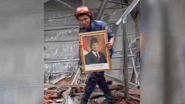 Viral! Petugas Damkar Cirebon Amankan Foto Prabowo di Tengah Reruntuhan