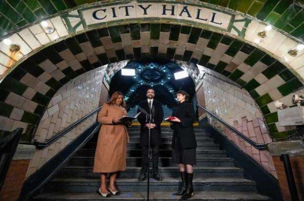 Dilantik Pakai Alquran di Stasiun Tua, Zohran Mamdani Resmi Jabat Wali Kota New York