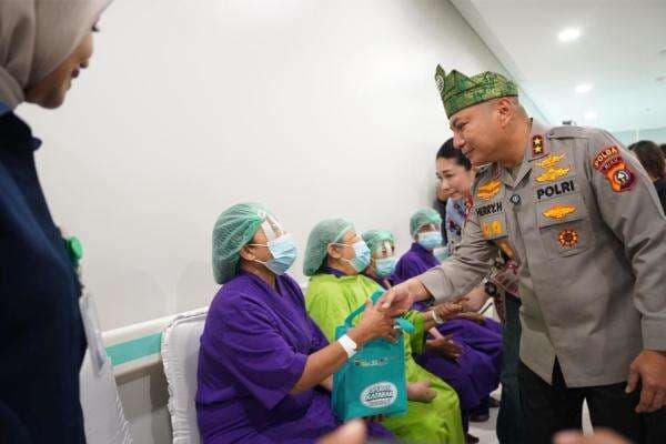 Cerita Kapolda Riau Dampingi Sang Ayah yang Alami Gangguan Penglihatan di Tanah Suci