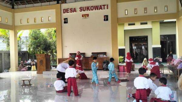Terpapar Bau Menyengat Pabrik di Bojonegoro, Siswa PAUD dan TK Terpaksa Ngungsi ke Balai Desa