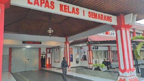 Napi Korupsi di Lapas Semarang Diduga Kepergok ke Luar Tahanan, Sejumlah Pejabat Dicopot Napi Korupsi di Lapas Semarang Diduga Kepergok ke Luar Tahanan, Sejumlah Pejabat Dicopot