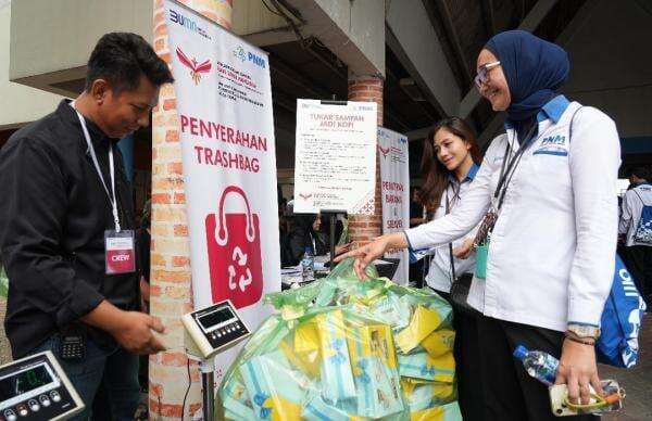 Ribuan Karyawan PNM Gotong Royong Bersihkan GOR Soemantri, Kumpulkan Ratusan Kilogram Sampah