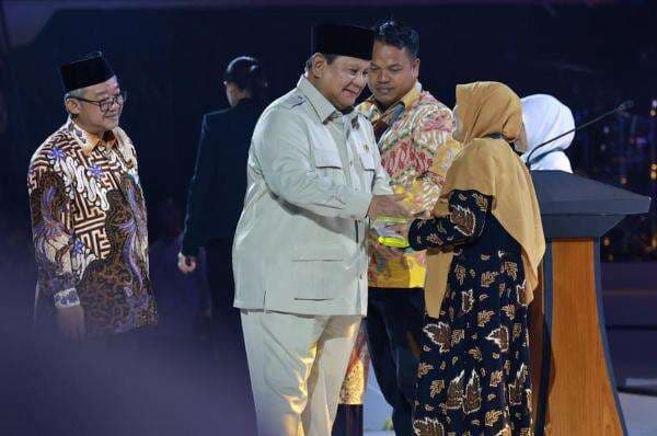 Prabowo Beri Penghargaan 3 Guru Berdedikasi di Puncak HGN 2025 Prabowo Beri Penghargaan 3 Guru Berdedikasi di Puncak HGN 2025