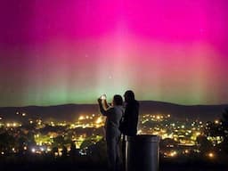Viral Aurora Pink Muncul di Langit Australia, Indah Banget!