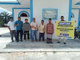 PT Nusa Wana Raya Serahkan Bantuan Renovasi Musala Ar-Rahman Desa Segati