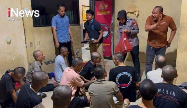 Sentuhan Kemanusiaan di Balik Jeruji, Polisi Gowa Bagi Nasi Kotak untuk Tahanan Narkoba Sentuhan Kemanusiaan di Balik Jeruji, Polisi Gowa Bagi Nasi Kotak untuk Tahanan Narkoba