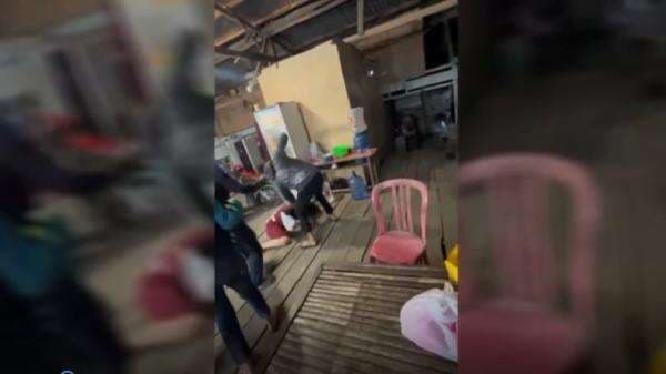 Viral Penjaga Kios Buah Dikeroyok 2 Emak-Emak di Gowa, Ditendang hingga Tersungkur