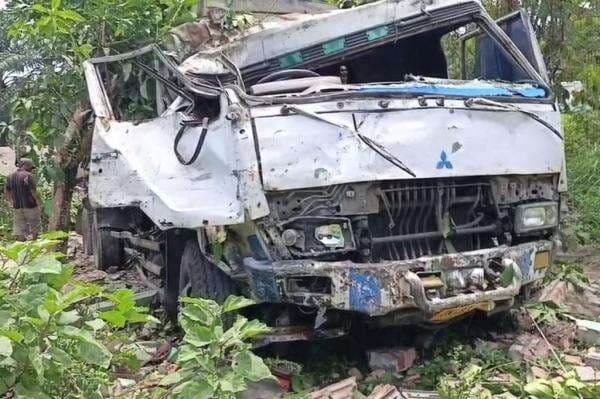 Kecelakaan di Jalinsum Asahan, Truk Tangki Sawit Tabrak 3 Mobil dan Pagar Rumah Warga Kecelakaan di Jalinsum Asahan, Truk Tangki Sawit Tabrak 3 Mobil dan Pagar Rumah Warga