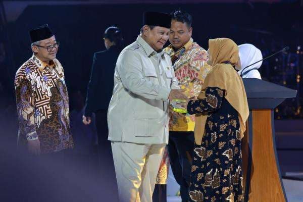 Prabowo Beri Penghargaan untuk 3 Guru Berdedikasi di Puncak HGN 2025