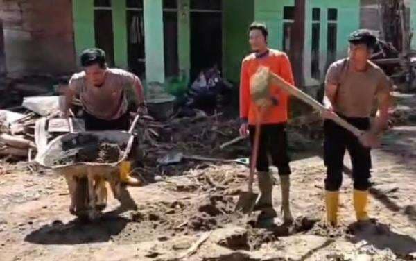 Aksi Sigap Personel Polres Gayo Lues Bersihkan Rumah Warga Terdampak Banjir Bandang