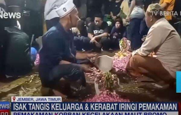 Satu Keluarga Korban Kecelakaan Bus Wisata di Bromo Dimakamkan Satu Liang