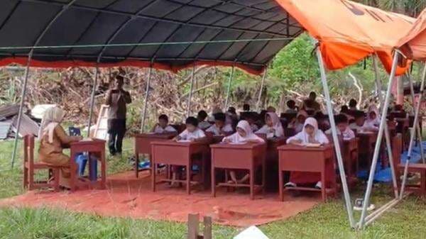 Sekolah Diterjang Banjir Longsor, Ujian Semester SD 05 Batang Anai Digelar di Tenda Darurat