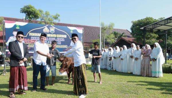 Tebar Keberkahan Idul Adha 2025, Kapolres Jombang Serahkan 32 Hewan Kurban ke Pesantren dan Warga Tebar Keberkahan Idul Adha 2025, Kapolres Jombang Serahkan 32 Hewan Kurban ke Pesantren dan Warga
