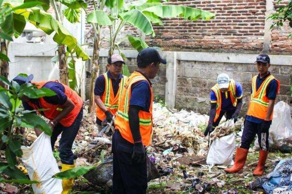 Warga Binaan Lapas Karawang Bersihkan Area Kantor Kecamatan Karawang Timur