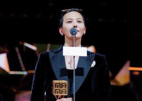 G-Dragon Raih Piala MAMA Awards 2025, Gaya Rambutnya Jadi Sorotan