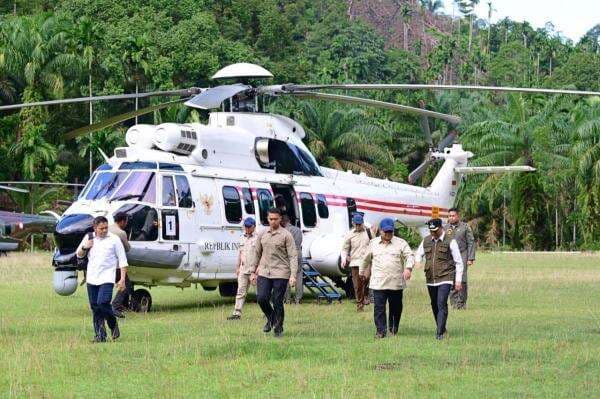 Prabowo Naik Heli Tinjau Pengungsi dan Pembangunan Huntara di Agam