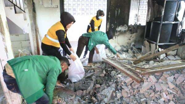 Polwan Bersama Mahasiswa Bersih-Bersih Pos Polisi yang Dirusak Massa saat Demo