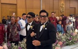Sama-Sama Menduda, Desta dan Andre Taulany Saling Gandeng di Pernikahan Boiyen