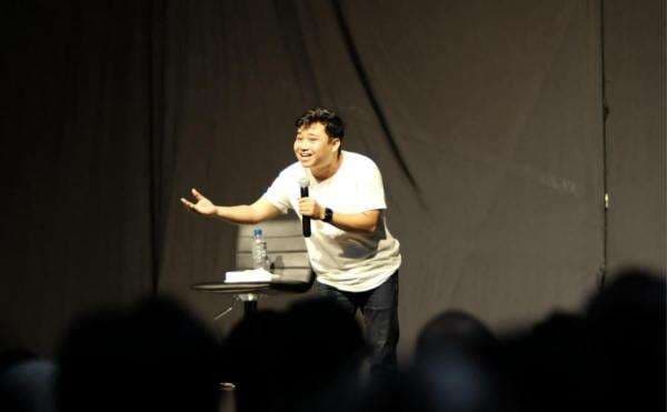 Stand Up Comedy Arif Alfiansyah Bikin Geger Surabaya, Tiket Ludes Diserbu Penonton Stand Up Comedy Arif Alfiansyah Bikin Geger Surabaya, Tiket Ludes Diserbu Penonton