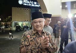 Mendikdasmen Abdul Muti Jenguk Korban Ledakan SMAN 72 di RSI Cempaka Putih