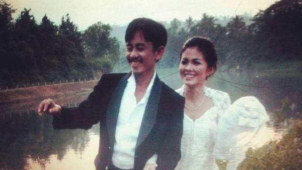 4 Potret Lawas Pernikahan Epy Kusnandar dan Karina Ranau, Kini Dipisahkan Oleh Maut