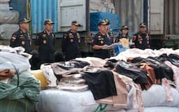 Bea Cukai Sita Tiga Kontainer dan Dua Truk Berisi Balpres Ilegal