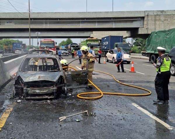 Honda Jazz Terbakar di Tol JORR, Pengemudi Melarikan Diri