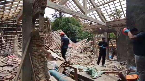 Olah TKP Ledakan Dahsyat di Pacitan, Polisi Temukan Serbuk Petasan