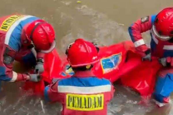 Geger! Mayat Mengambang di Kali Cililitan Jaktim, Tersangkut Sampah