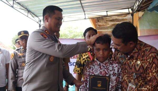 Tangis Kesedihan Bocah Kelas 5 SD yang Kini Yatim Piatu: Anak Korban Pembunuhan Tragis di Pemalang