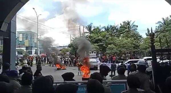 Driver Ojek Online Geruduk Kantor Gubernur Sulsel, Tutup Dua Jalur Jalan Urip