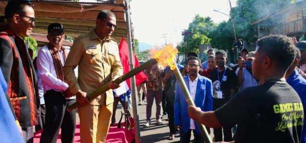 Wagub NTT Johni Asadoma Lepas Pawai Paskah GAMKI Alor 2025 Wagub NTT Johni Asadoma Lepas Pawai Paskah GAMKI Alor 2025