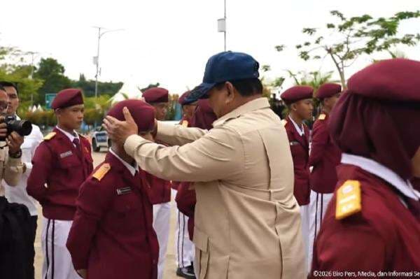 Momen Hangat Prabowo Rapikan Baret hingga Dasi Siswa Sekolah Rakyat