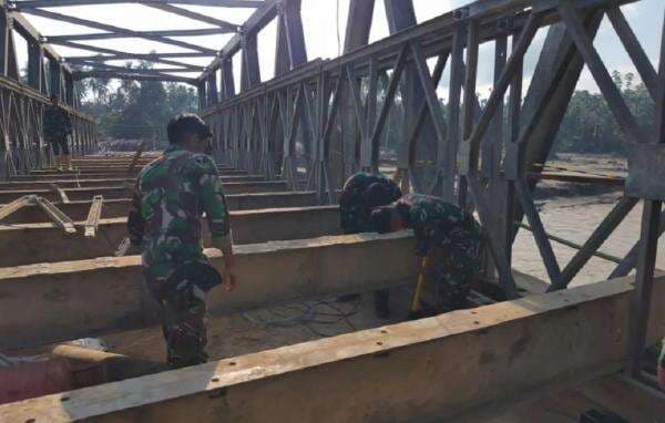 Momen Prajurit TNI Bahu-Membahu Bangun Jembatan Darurat, Hubungkan Jalan Terputus di Aceh