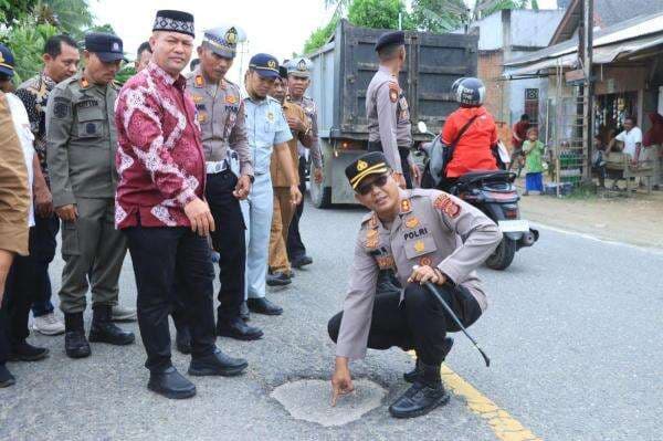Sinergi Cegah Kecelakaan: Kapolres Aceh Utara dan Bupati Pasang Spanduk Himbauan Keselamatan