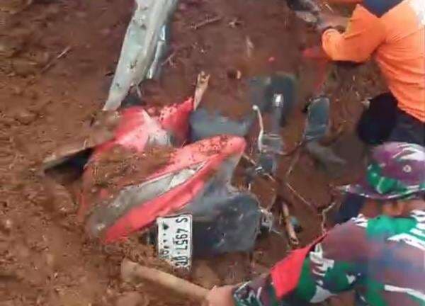 Update Longsor di Jombang, Pencarian Dua Warga Hilang Temukan Motor Terkubur Tanah