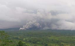 Status Gunung Semeru Naik Siaga usai Meletus Dahsyat