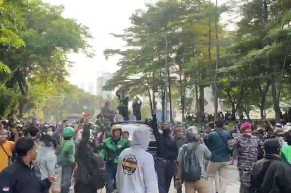 Momen Perwakilan Ojol dan TNI Bersatu Redam Ketegangan di Mako Brimob Kwitang