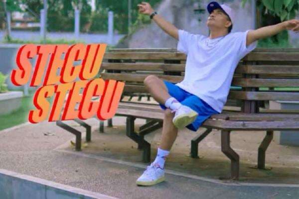 Apa Itu “Stecu” dalam Bahasa Gaul? Ternyata Bukan Sekadar Cuek Biasa!