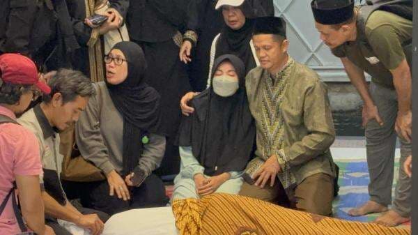 Disambut Isak Tangis, Jenazah Epy Kusnandar Tiba di Rumah Duka