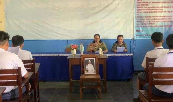 Paus Fransiskus Meninggal Dunia, Puluhan Siswa SMP Katolik di Ponorogo Gelar Ibadat Arwah