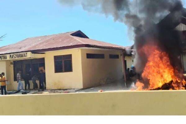 Mencekam! Polsek Batang Gadis Madina Dibakar Massa Buntut Bandar Narkoba Dilepas