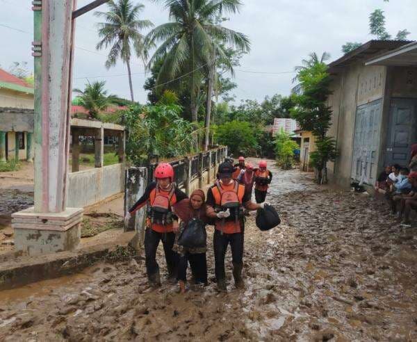 Evakuasi Ratusan Warga Terjebak Banjir Besar di Komplek Sekolah Pidie Jaya Aceh Berlangsung Dramatis