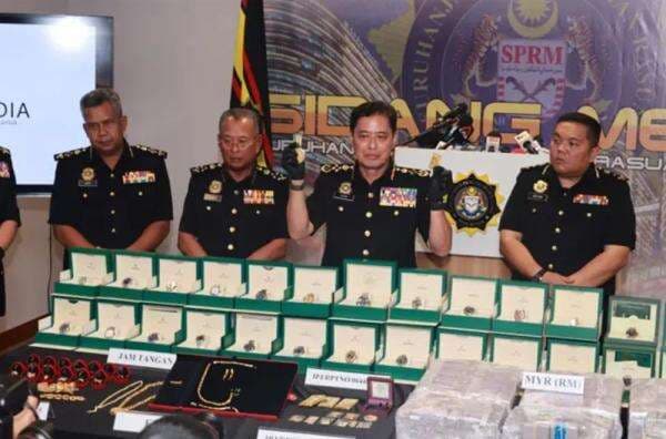 Penggerebekan Anti-Korupsi, 23 Rolex dan Aset Rp9,14 M Disita dari Rumah Istri Eks KSAD