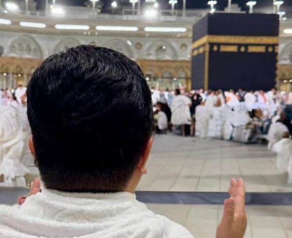 Erick Thohir Sujud di Depan Kakbah Jelang Laga Krusial Timnas Indonesia vs Irak